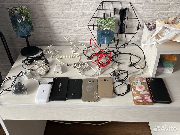 Старые телефоны, модем, чехлы, зарядки
