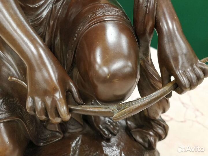 Антикварная бронзовая скульптура Женщина с Амуром