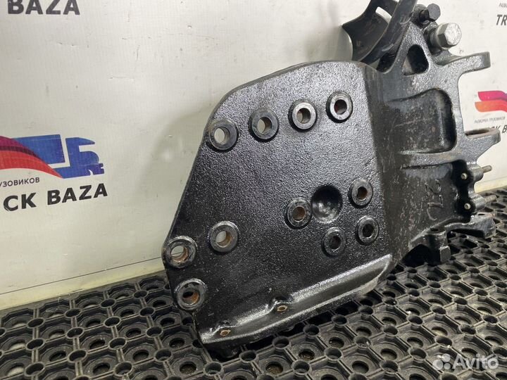 1846827 Кронштейн переднего бампера правый