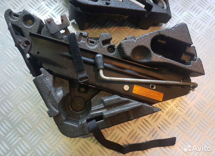 Штатный оригинальный домкрат VW Touareg / Cayenne