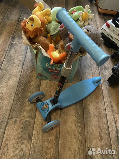 Игрушки в коробке