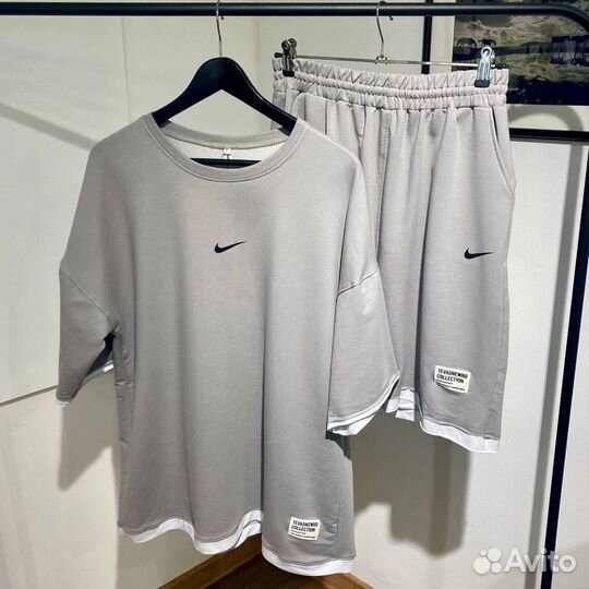 Спортивный оверсайз-костюм Nike