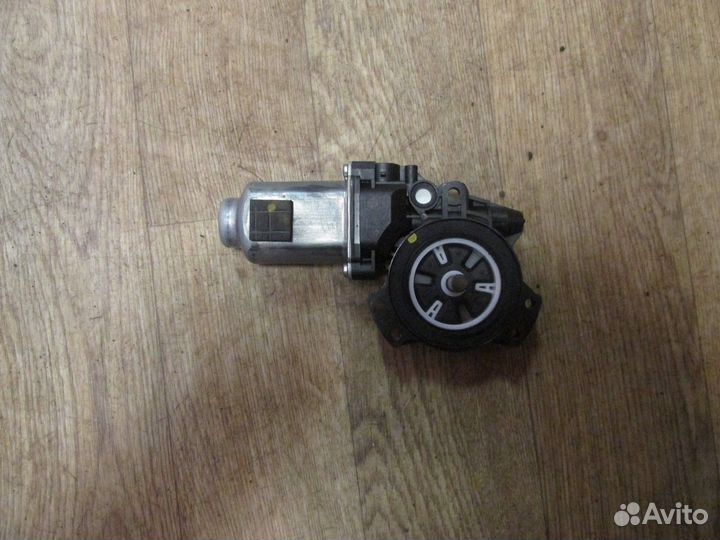 Моторчик стеклоподъемника задний левый