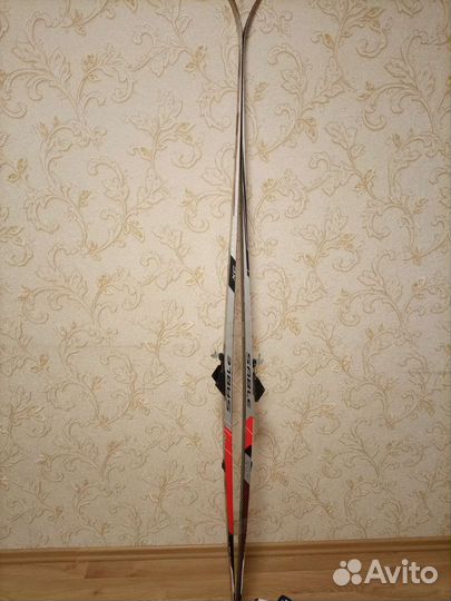 Лыжные ботинки и лыжи