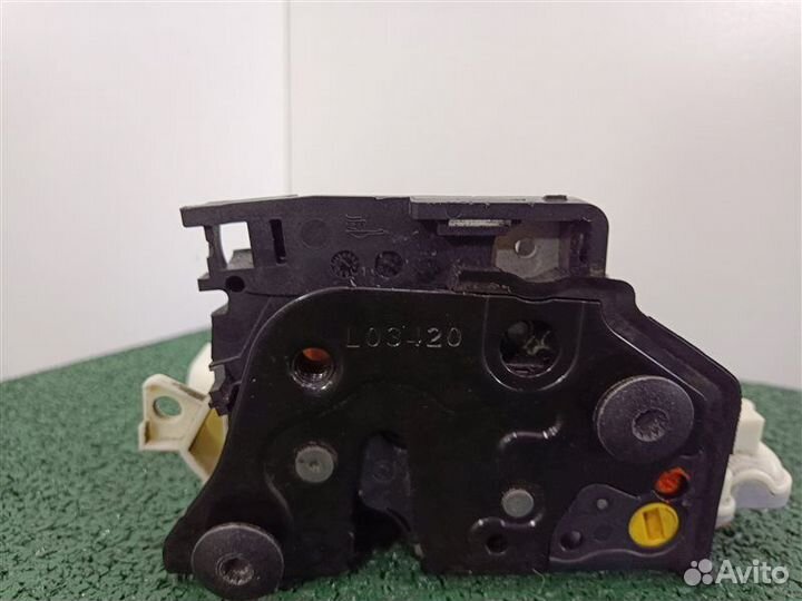 Замок двери передний левый Vw Passat B7 2011