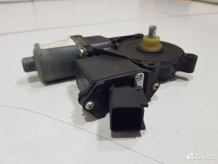 Моторчик стеклоподъемника задний правый