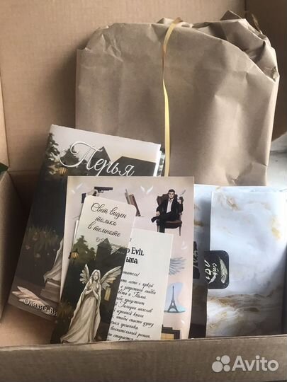 Книжный бокс Hooked on books за Июнь/23