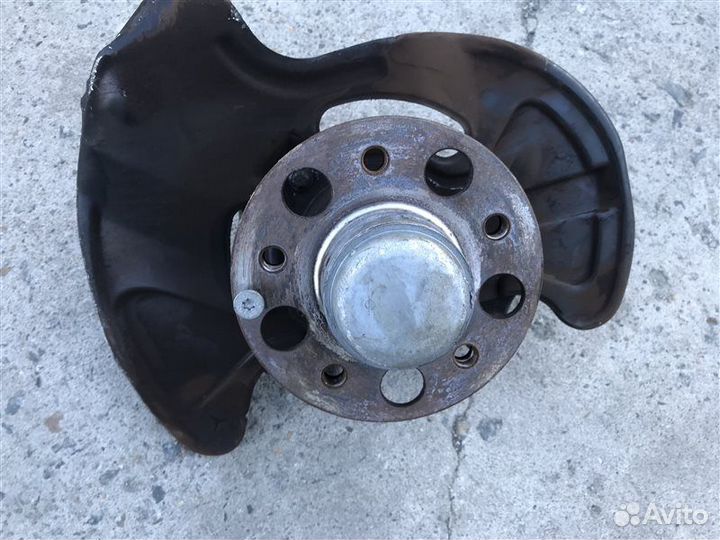 Ступица передняя левая Mercedes-Benz C-Class W203