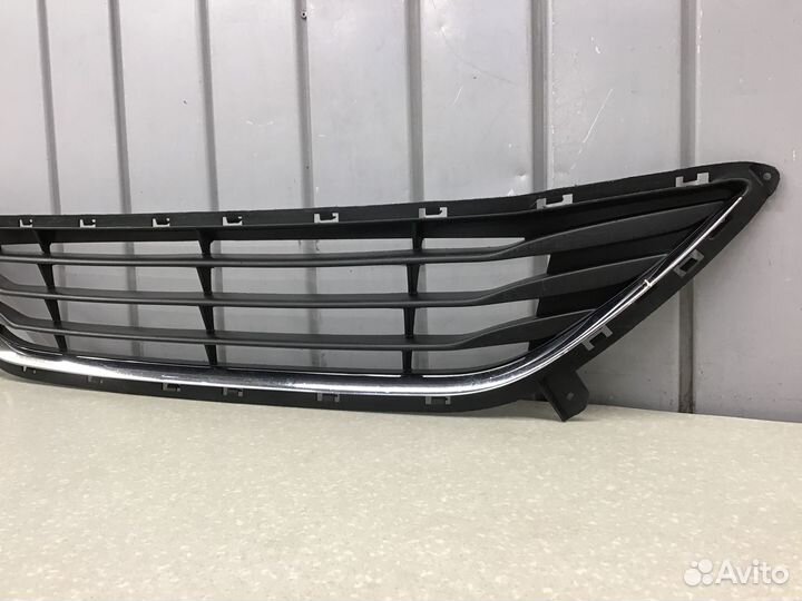 Решетка в бампер центральная Hyundai Elantra 2011