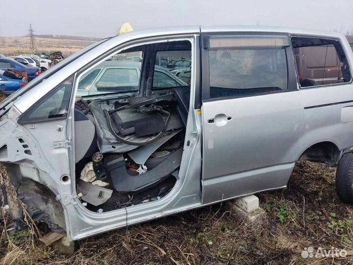 Toyota Noah двери