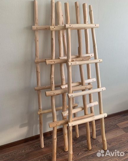 Вешалка деревянная лестница