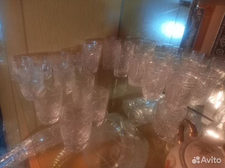 Посуда. Стекло. Тарелки. Рюмки. Вазы