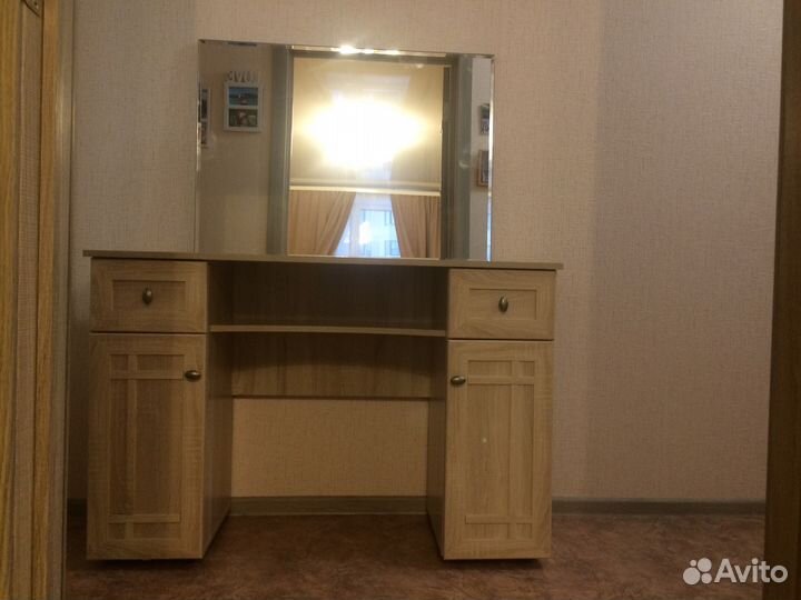 Туалетный столик с зеркалом