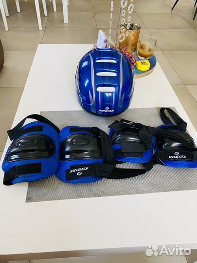 Защитный шлем, наколенники и налокотники