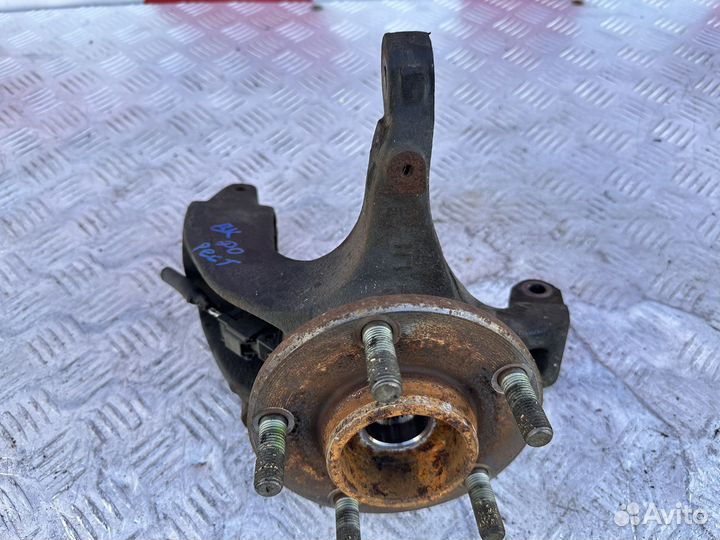 Кулак передний левый Mazda 3 BK До рестайлинг