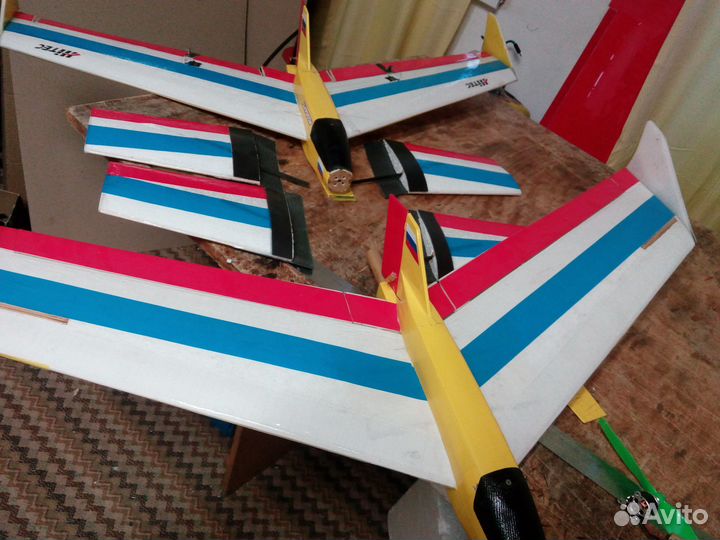 Модель летающее крыло с двумя двигателями