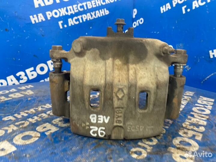 Передний левый суппорт. Nissan Bassara универсал