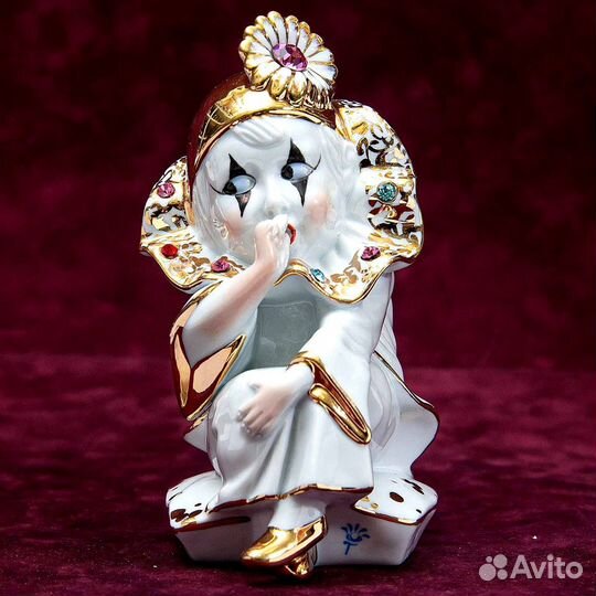 Фарфоровая Статуэтка