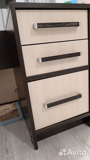 Полка книжная и столик для макияжа