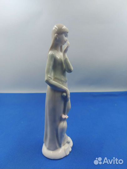 Фарфоровая статуэтка Девушка с зонтиком Royal