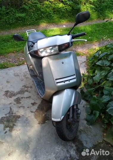 Двухместный скутер Honda Lead 90. 90 кубов