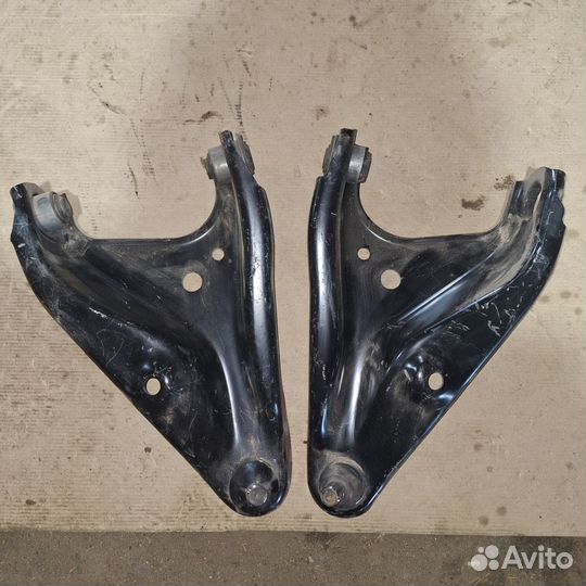 Передние левые правые рычаги Renault Logan