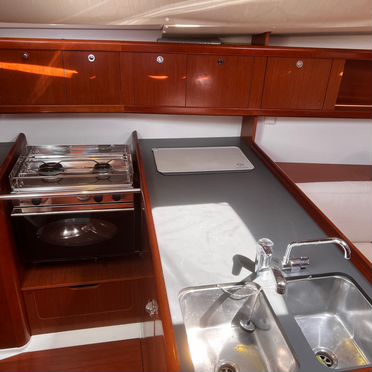 Парусная яхта Beneteau Oceanis 37