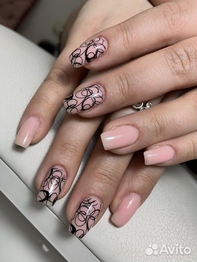 Модель на маникюр