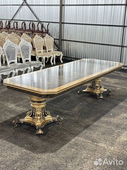 Стол и стулья