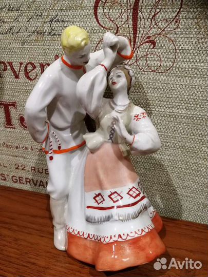 Статуэтка фарфор