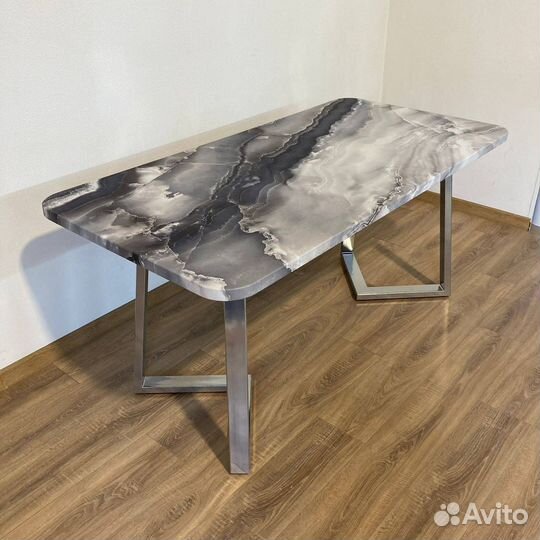 Обеденный стол 'Polite Female'