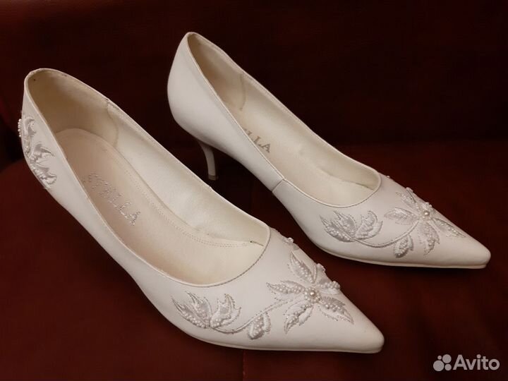 Новые белые туфли