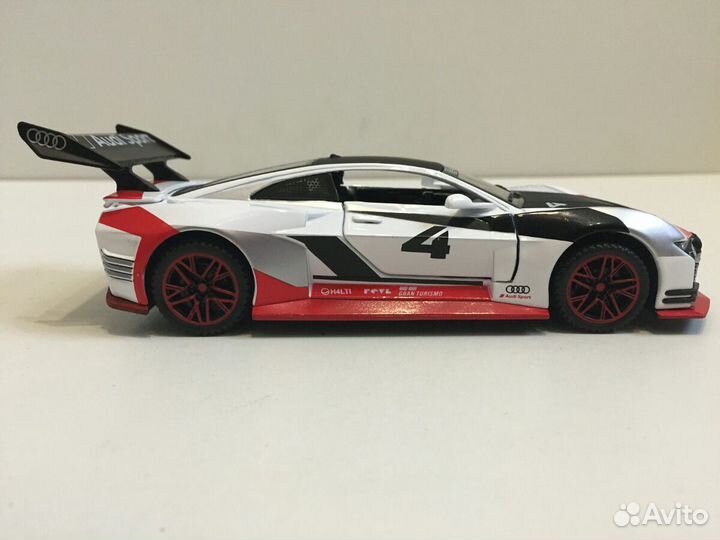 Металлическая модель Ауди. Audi E-Tron 1-32