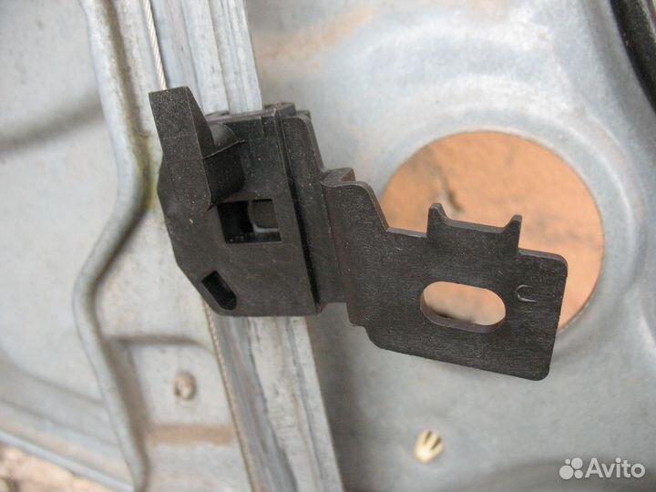 Правый передний стеклоподъемник Nissan Primera P12