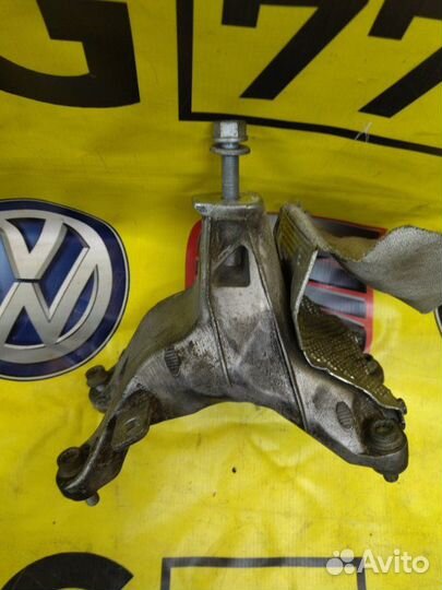 Кронштейн опоры двс правый Audi A4 седан 2.0 cdnc