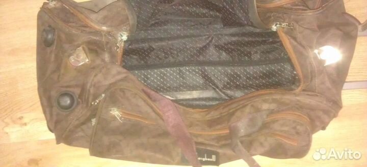 Чемодан на колесиках для путешествий