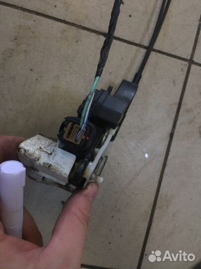 Замок дверной задний правый Mitsubishi Outlander 2