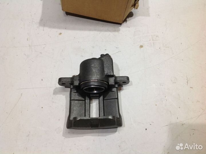 Суппорт передний правый (в сборе со скобой) Renaul