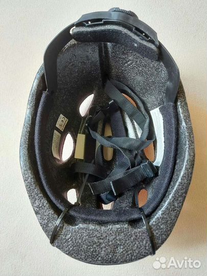 Яркий шлем цвета фуксии