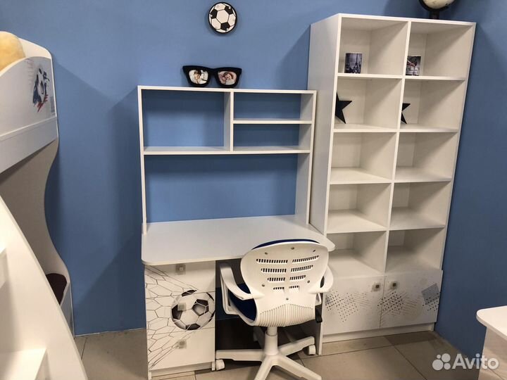 Детский письменный стол с надстройкой