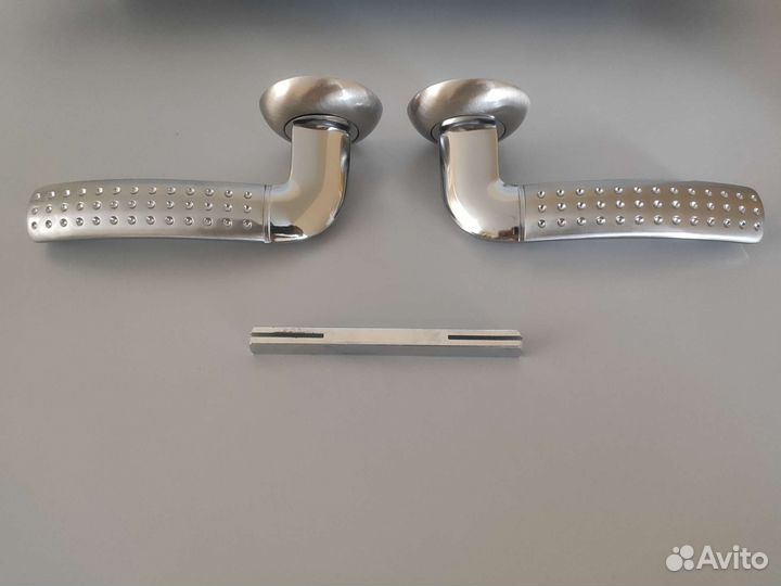 Дверные ручки, завертка, накладки, личинка