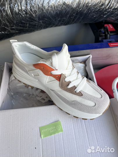 Кроссовки женские