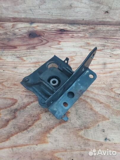 Подушка крепления двигателя левая Toyota Prius 2