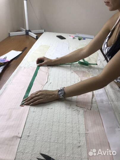 Швея портной в ателье