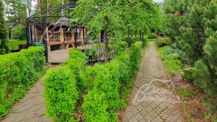 Дом 690 м² на участке 24 сот.