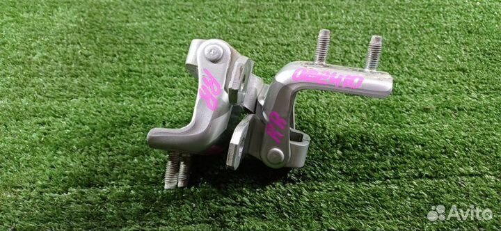 Петля двери задняя правая Suzuki Escudo TDA4W J24B