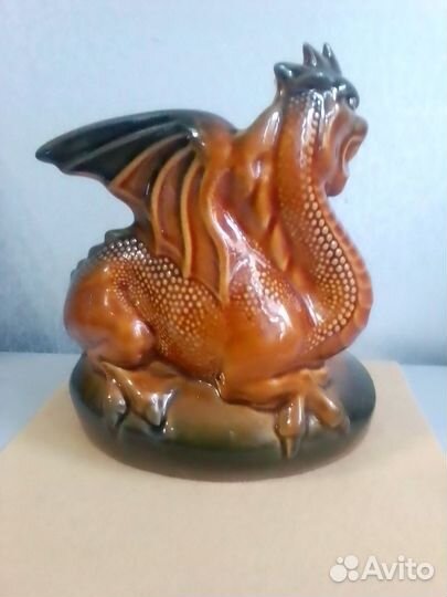 Старинная статуэтка из фарфора-дракон