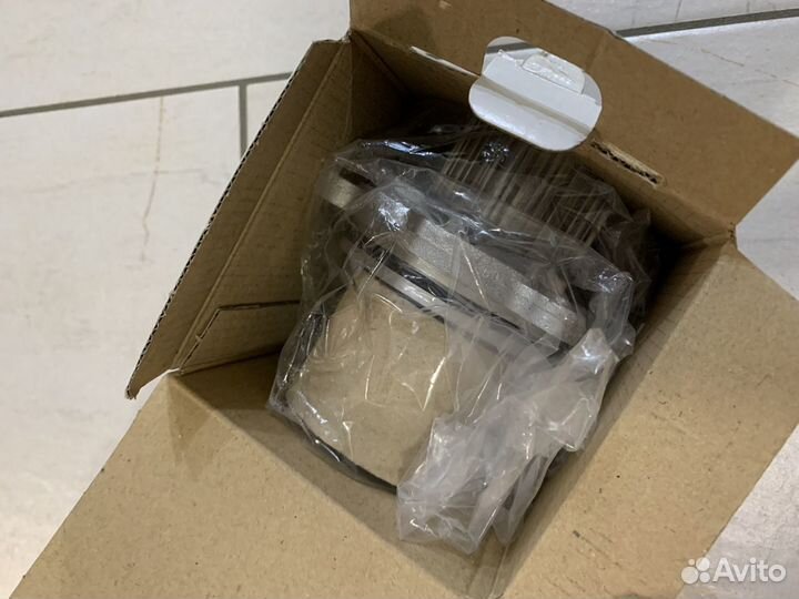 Помпа (насос водяной) VW Golf 6 на двигатель BSE