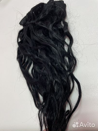 Волосы на заколках черные