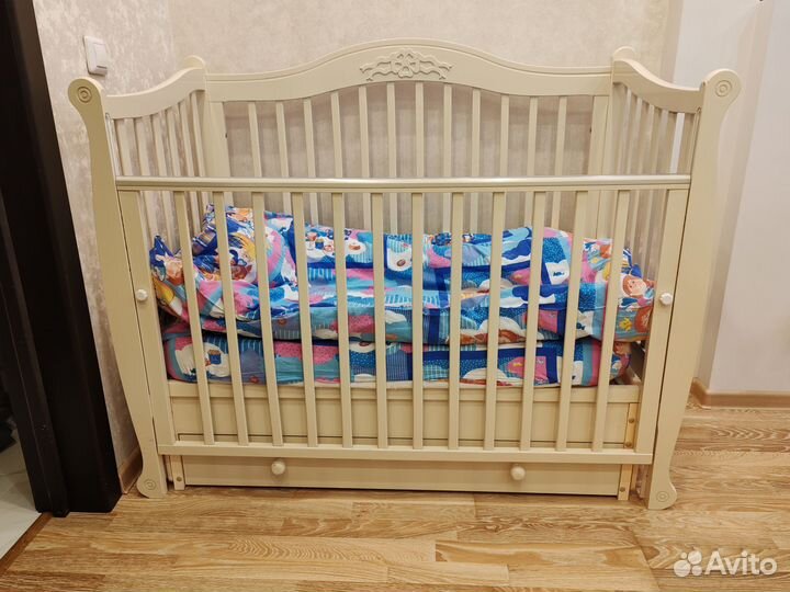 Детская кроватка с универсальным маятником